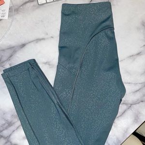 Athleta Ultimate Stash Pocket Embossed 7/8 tight